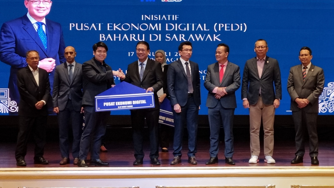 Julaihi (fourth left) symbolically presents a budget allocation to a representative of the Bukit Saban PEDi centre, one of the 23 new PEDi centres created in Sarawak