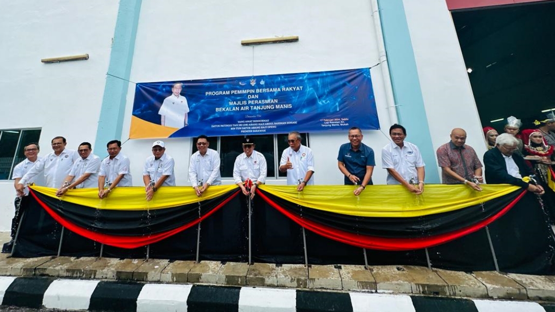 Julaihi, Abang Johari and others turning on the water tap to launch the Tanjung Manis water supply project